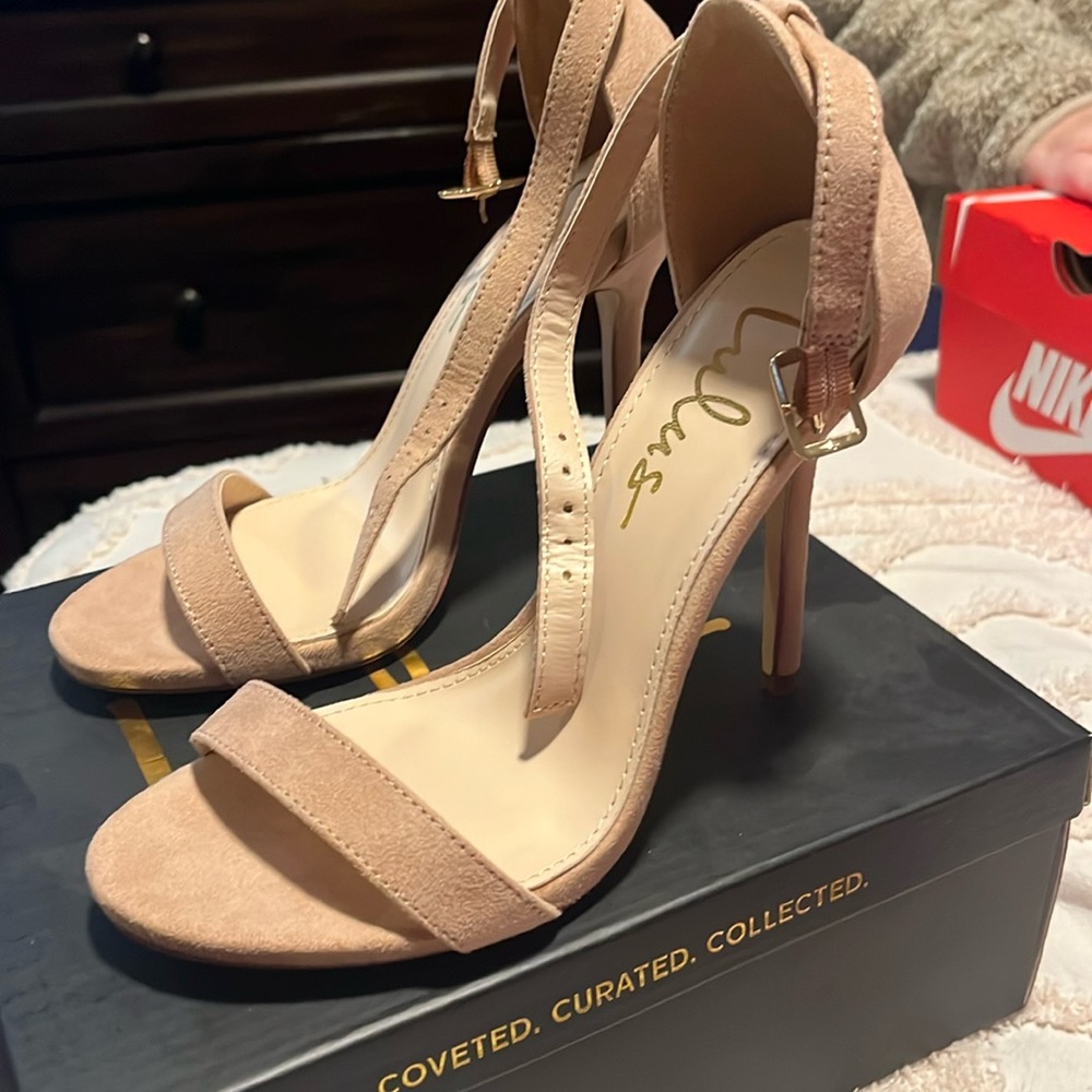 Nude Suede lulus Heels
